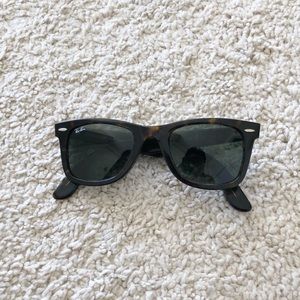 Ray Ban Classic Wayfarer Sunglasses in Tortoise